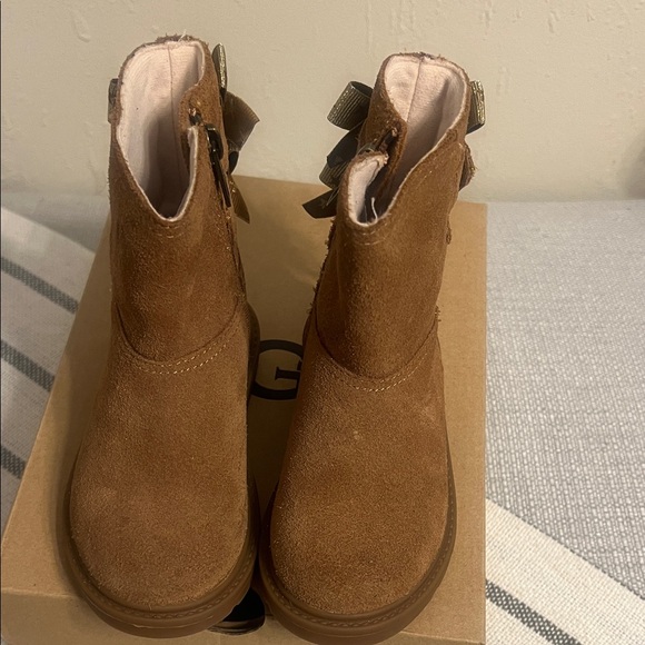 UGG Kids Brown Boots with Buckle Detail - Picture 6 of 6